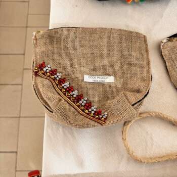Pochette en jute brodée rouge