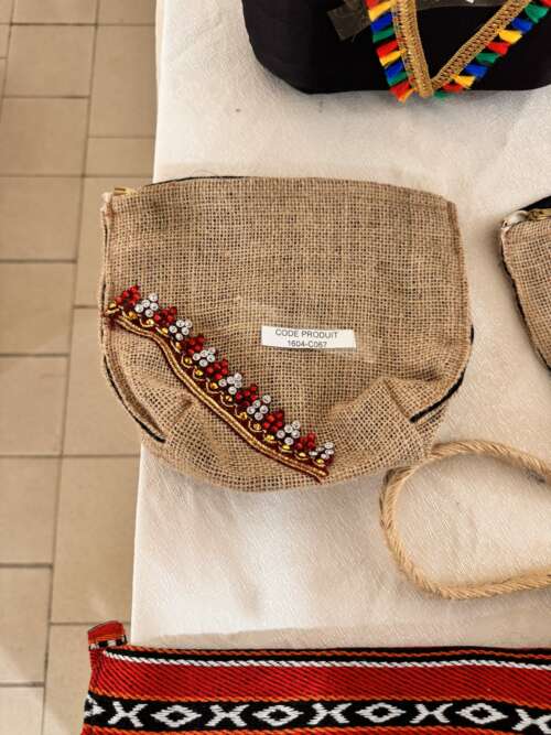 Pochette en jute brodée rouge