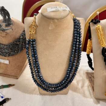 Collier de perles bleu