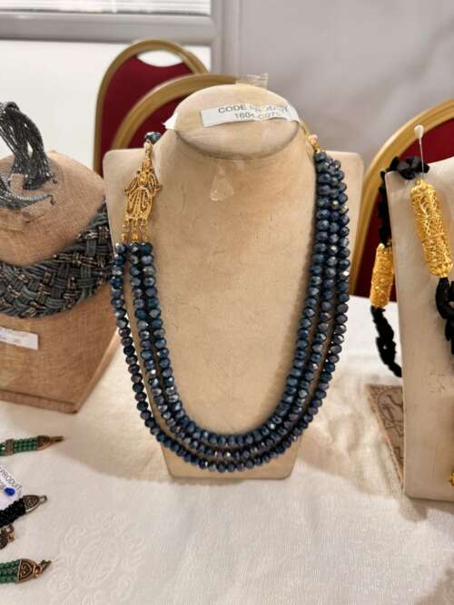 Collier de perles bleu