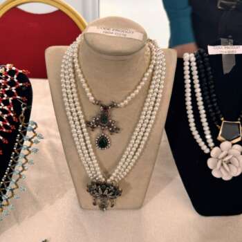 Collier de perles blanc à pendentif