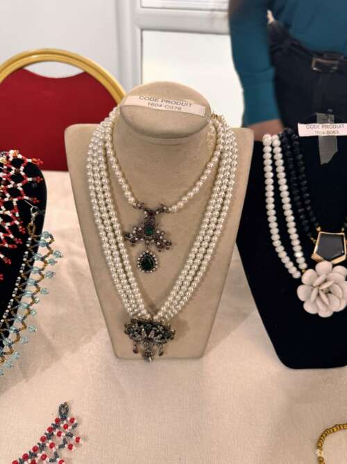 Collier de perles blanc à pendentif
