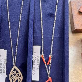 Collier long en argent à pendentif goutte ajourée