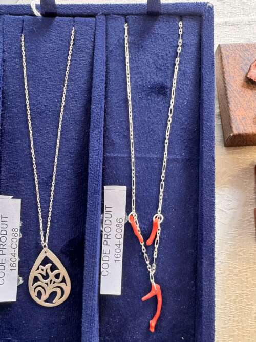 Collier long en argent à pendentif goutte ajourée