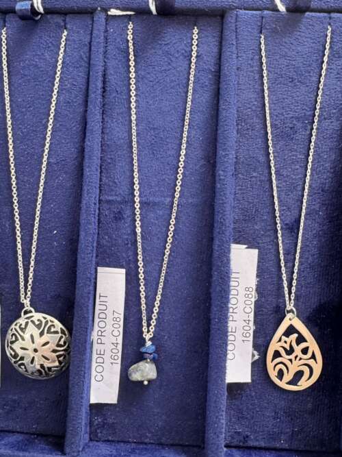 Collier en argent à médaillon rond diffuseur ajouré