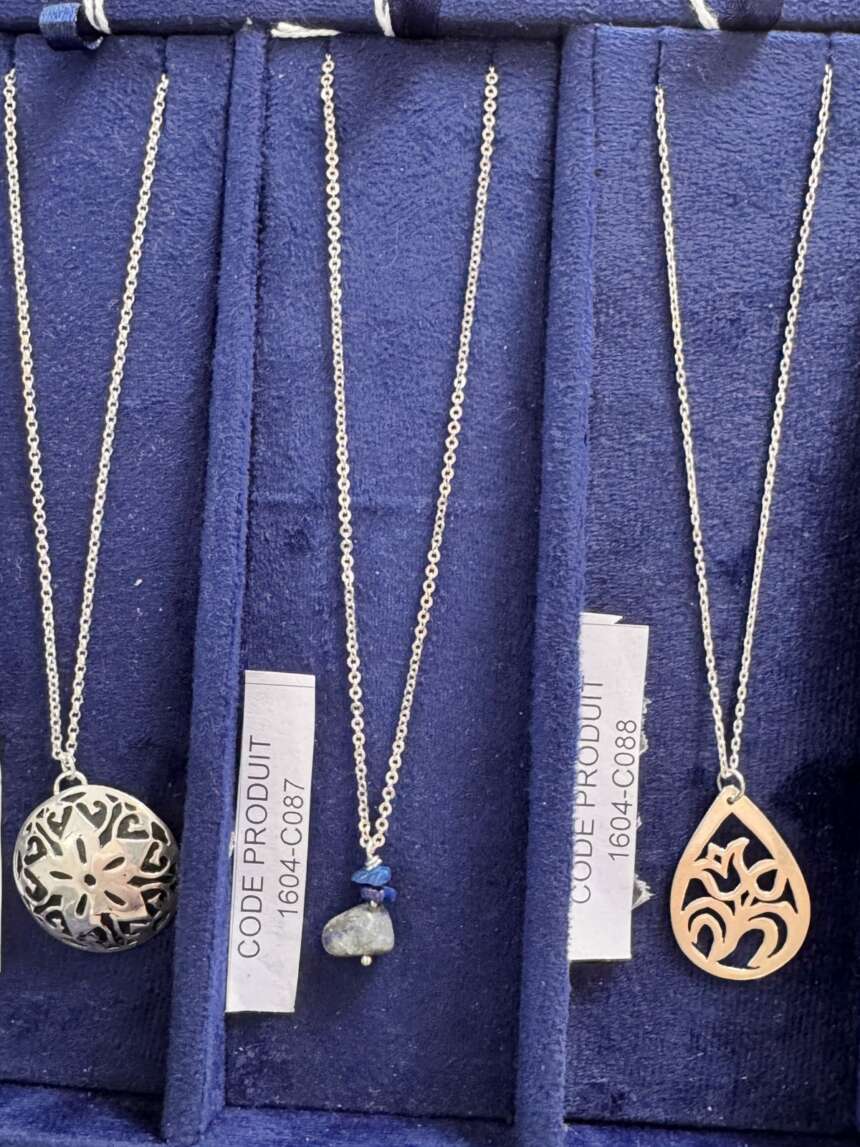 Collier en argent à médaillon rond diffuseur ajouré