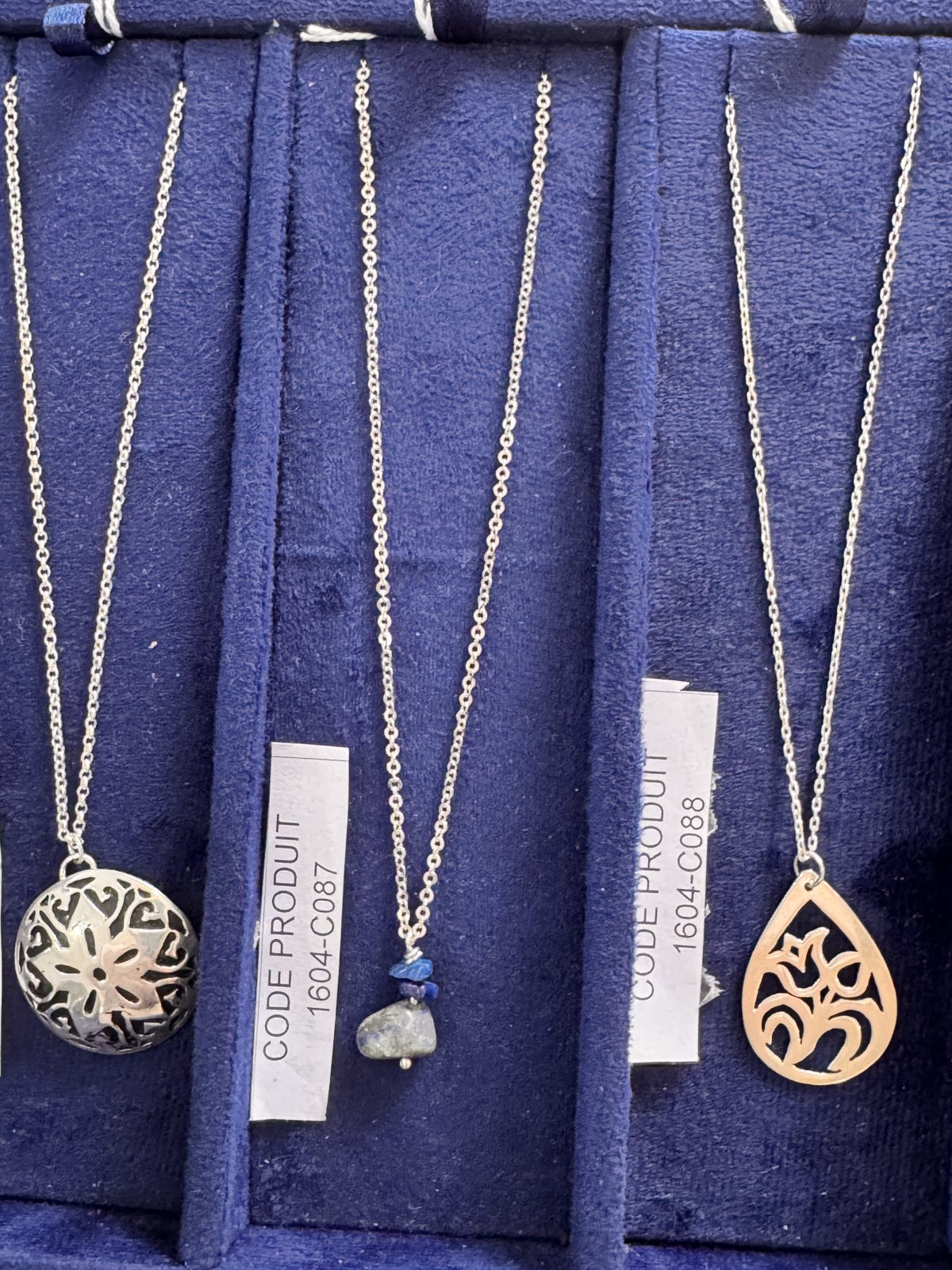 Collier en argent à médaillon rond diffuseur ajouré