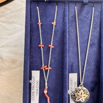 Collier en argent, branches de corail et médaillon ajouré