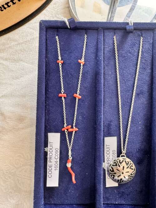 Collier en argent, branches de corail et médaillon ajouré