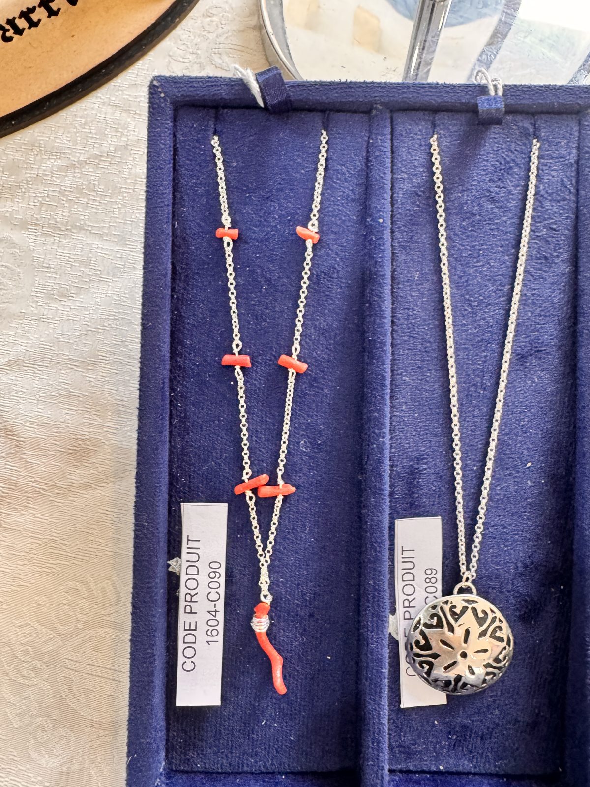 Collier en argent au corail rouge et médaillon diffuseur