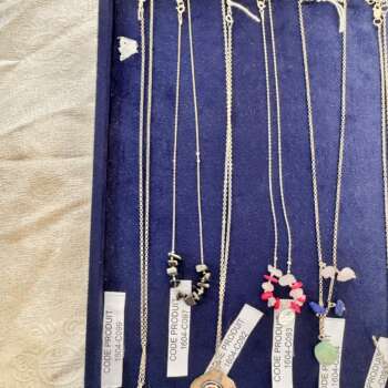 Collier en argent à cabochon de corail et perles