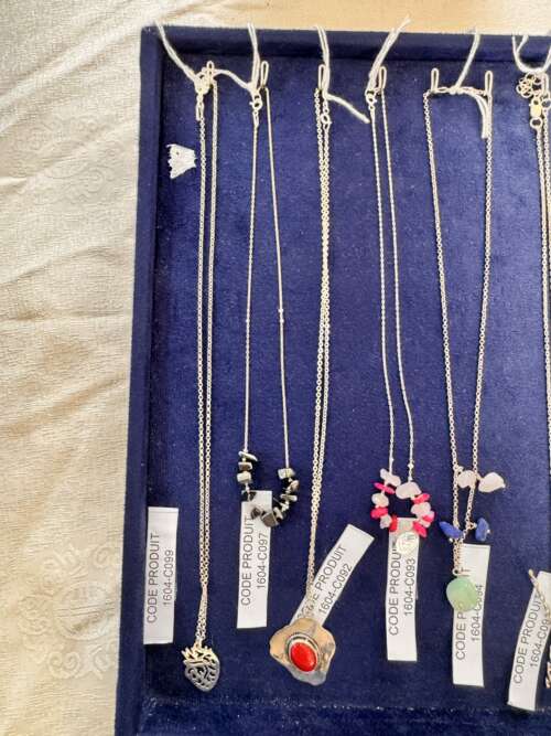 Collier en argent à multiples pendentifs perles et corail