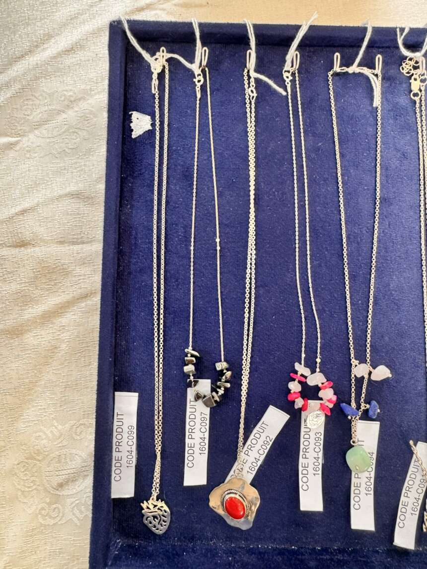 Collier en argent à multiples pendentifs perles et corail