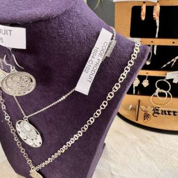 Sautoir en argent à médaillons ciselés