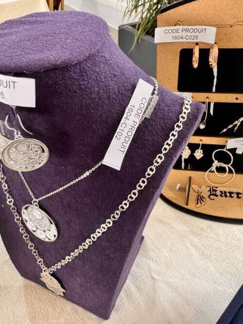 Sautoir en argent à médaillons ciselés