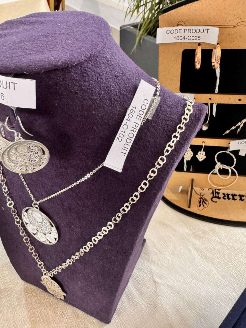 Sautoir en argent à médaillons ciselés