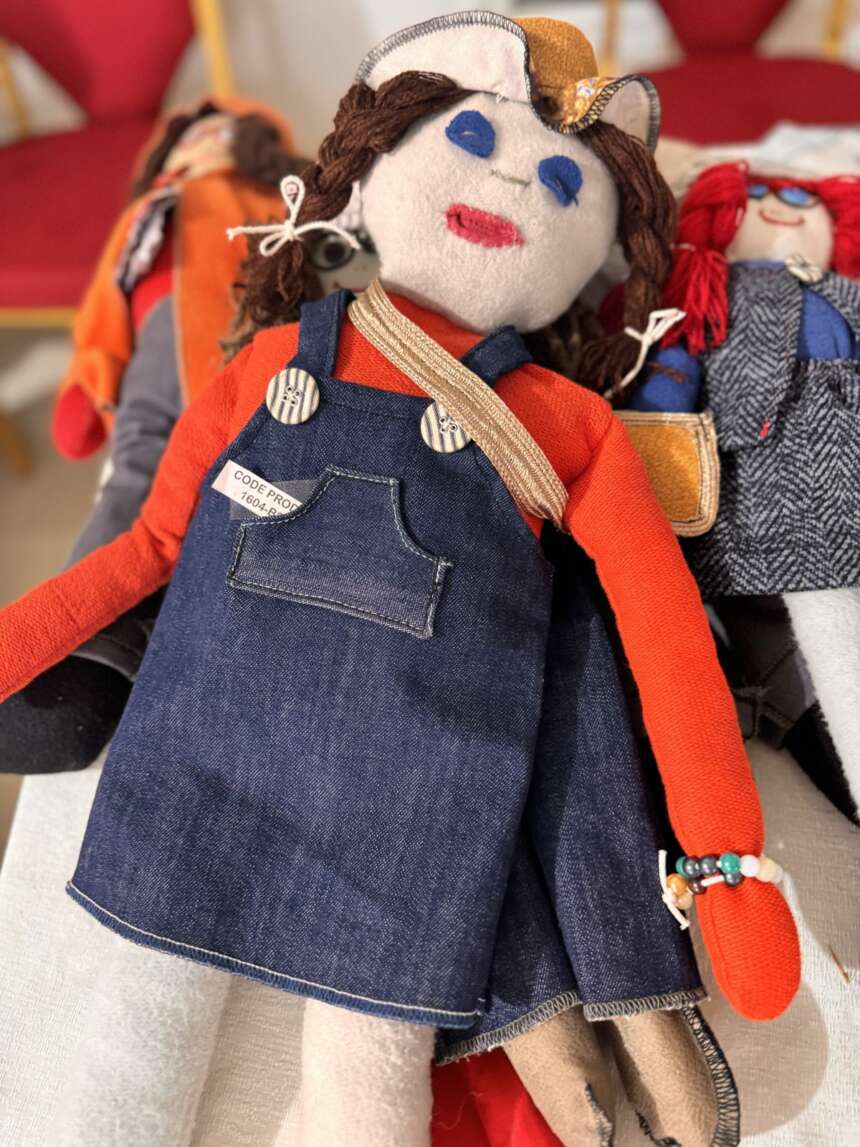 Poupée artisanale en tissu