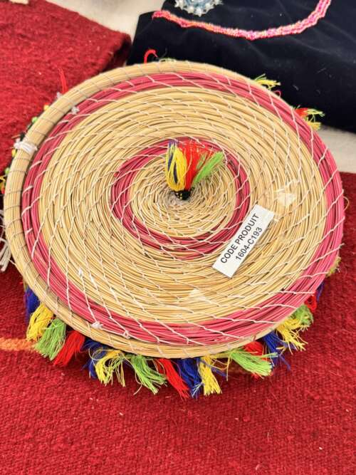 Chapeau en palmier à pompons