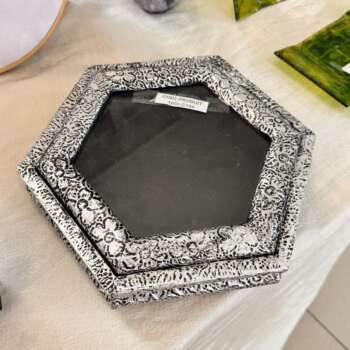 Miroir hexagonal en métal repoussé