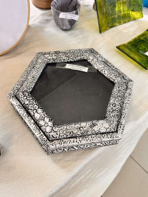 Miroir hexagonal en métal repoussé