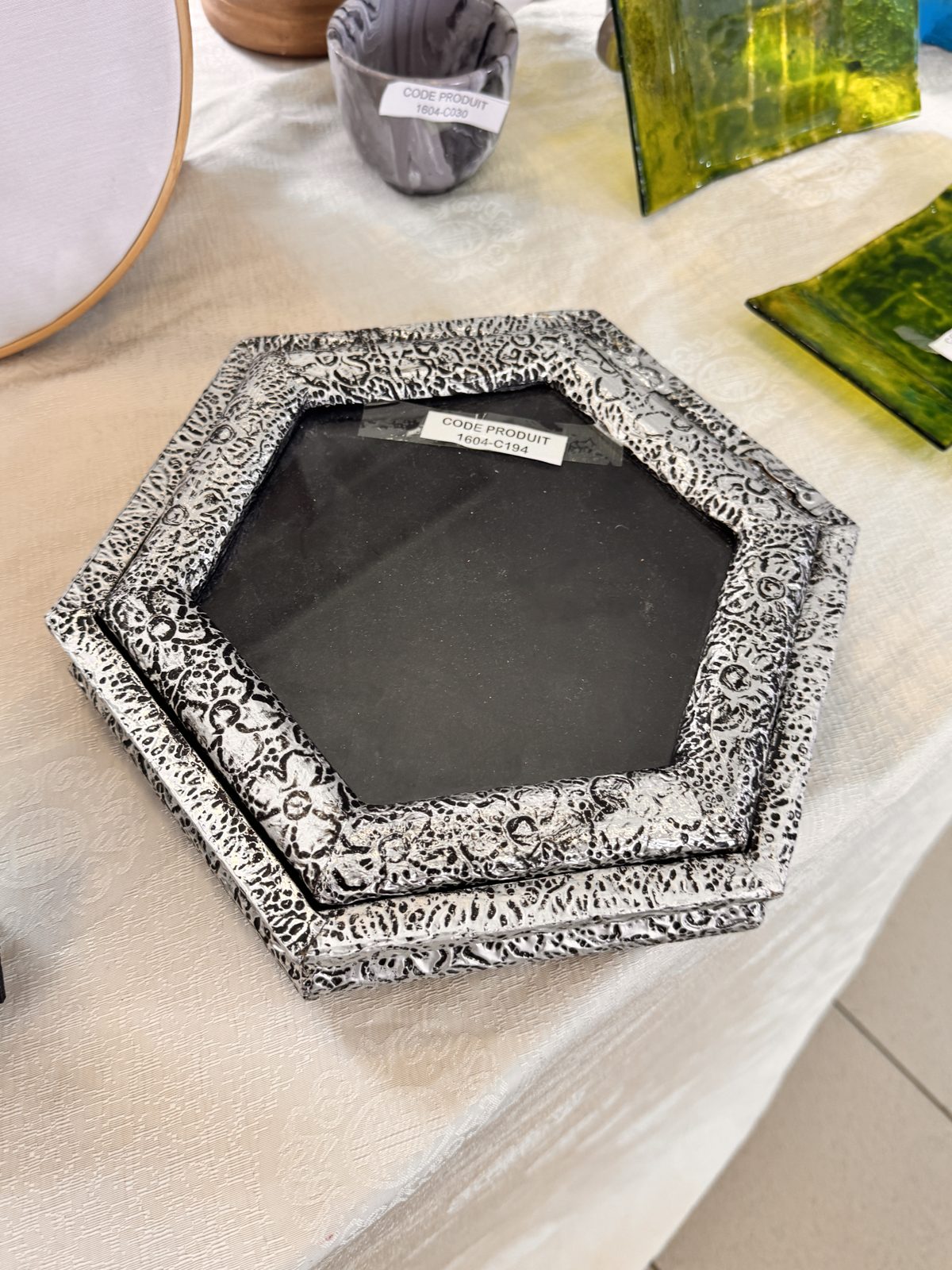 Miroir hexagonal en métal repoussé