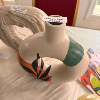 Vase sculptural en céramique blanche à motif peint