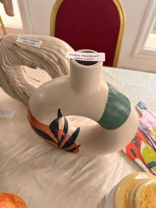 Vase sculptural en céramique blanche à motif peint