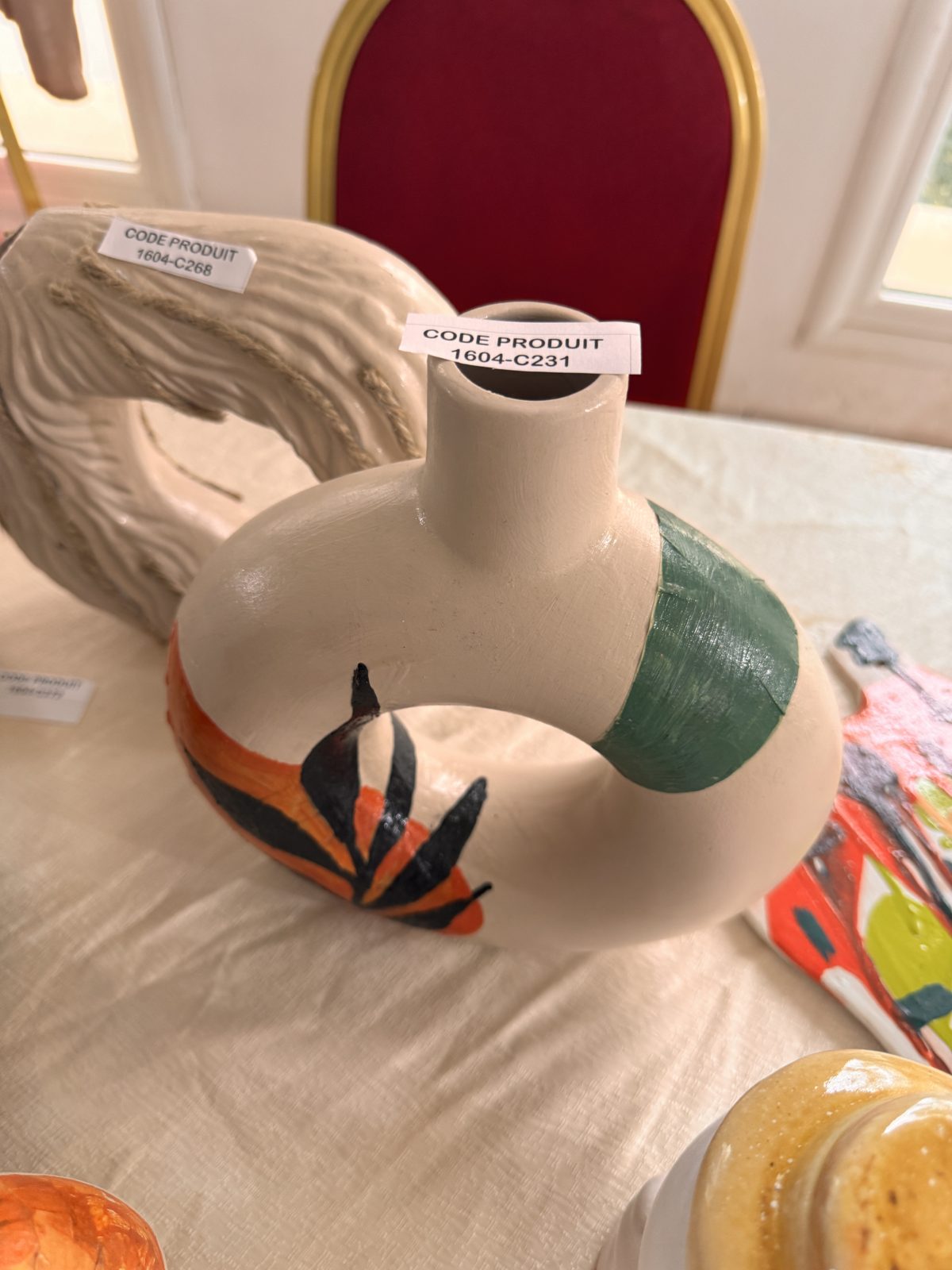 Vase sculptural en céramique blanche à motif peint