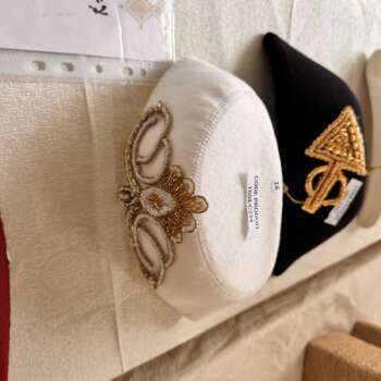 Béret décoré d'une broche brodée