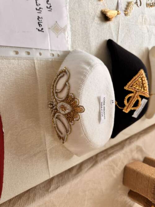 Béret décoré d'une broche brodée