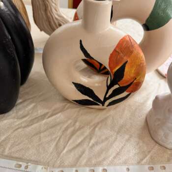 Vase sculptural en céramique blanc à motif floral