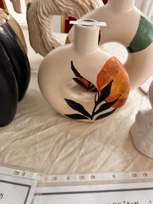 Vase sculptural en céramique blanc à motif floral