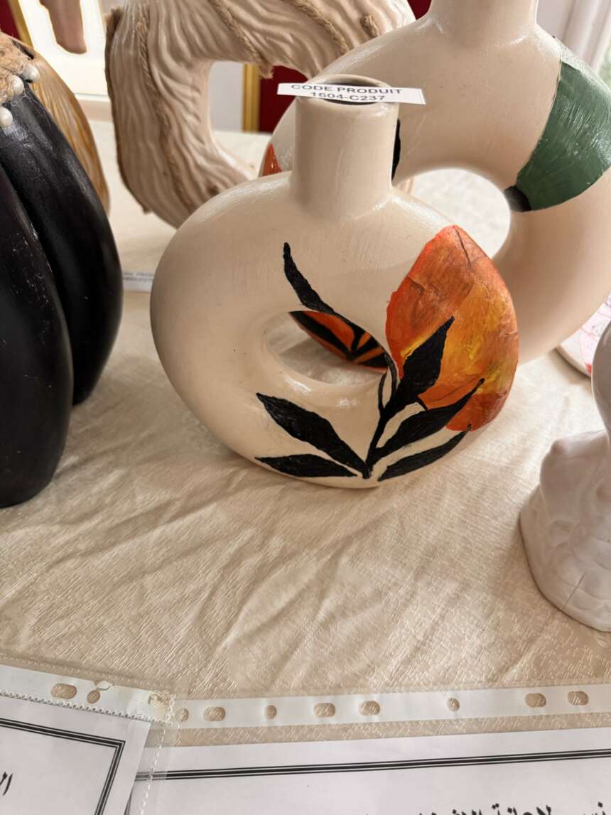 Vase sculptural en céramique blanc à motif floral