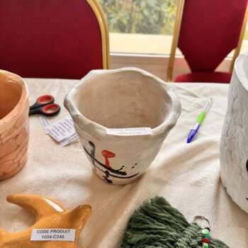 Cache-pot en céramique peinte et oiseau décoratif