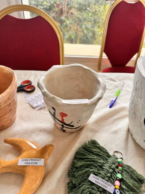 Cache-pot en céramique peinte et oiseau décoratif