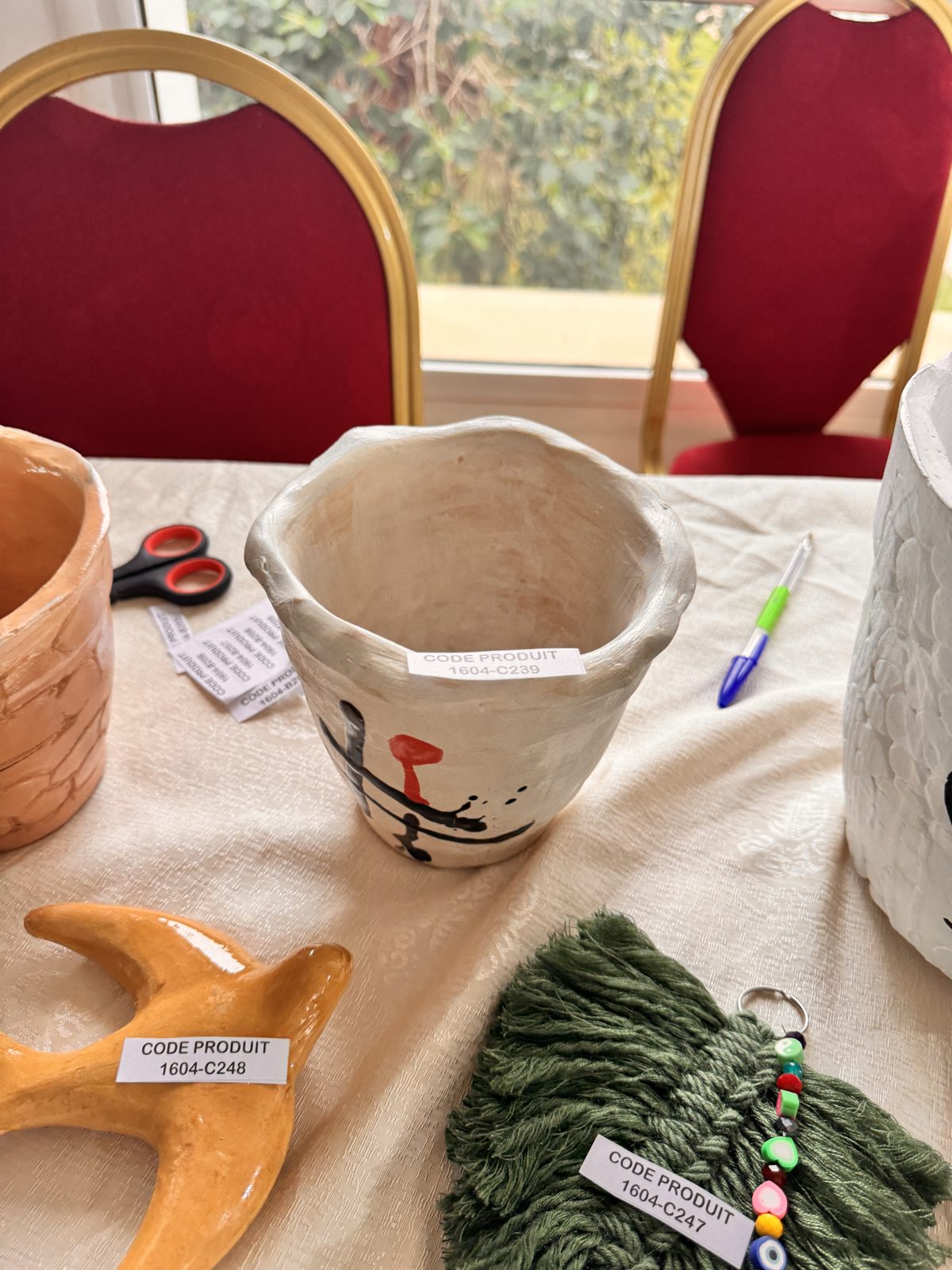 Cache-pot en céramique peinte et oiseau décoratif