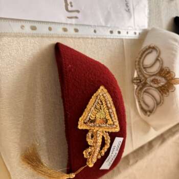 Béret bordeaux à broche brodée dorée