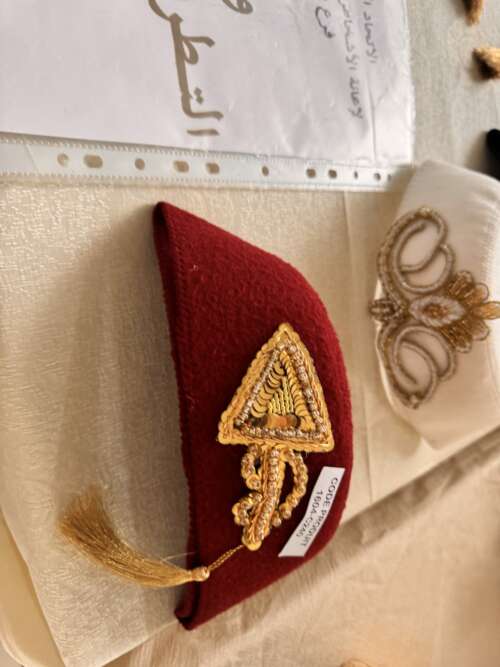 Béret bordeaux à broche brodée dorée