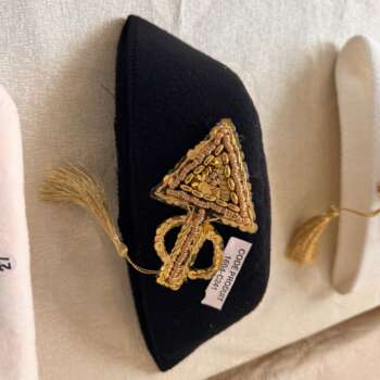 Béret noir à broche triangle brodée