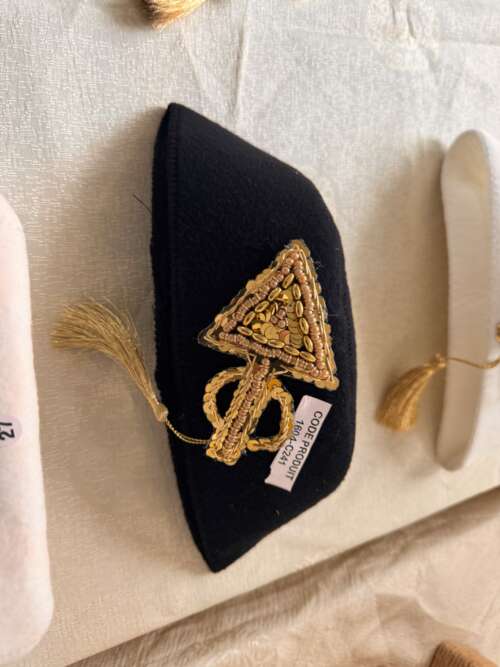 Béret noir à broche triangle brodée