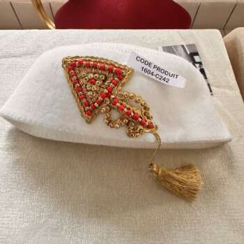 Pochette blanche à broche triangle brodée corail