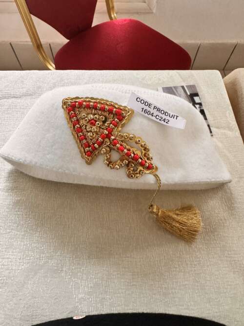 Pochette blanche à broche triangle brodée corail