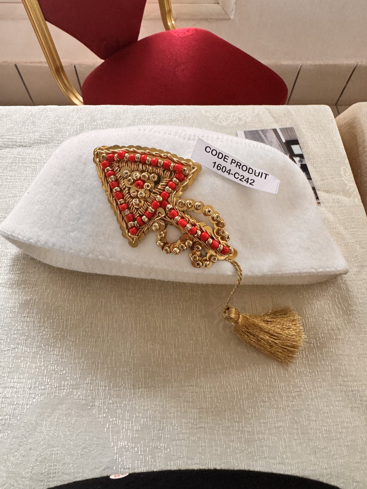 Pochette blanche à broche triangle brodée corail
