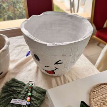 Cache-pot visage en céramique blanche