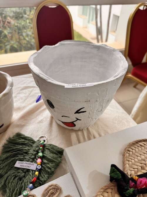Cache-pot visage en céramique blanche