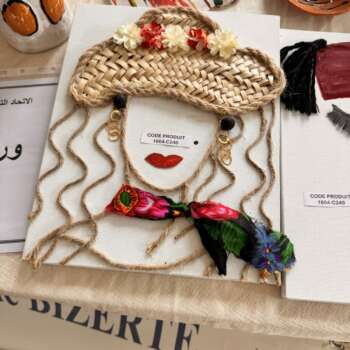 Tableau décoratif femme au chapeau en corde et céramique