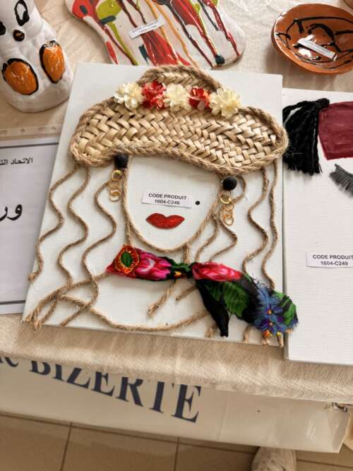 Tableau décoratif femme au chapeau en corde et céramique
