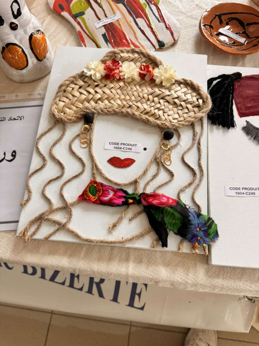 Tableau décoratif femme au chapeau en corde et céramique
