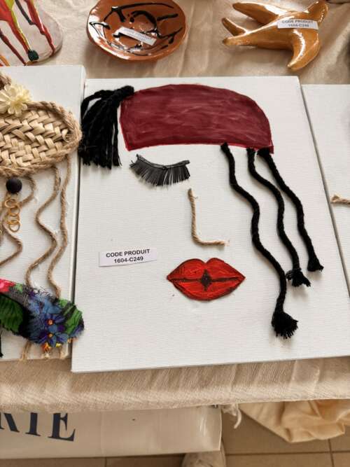 Tableau décoratif visage brodé et corde