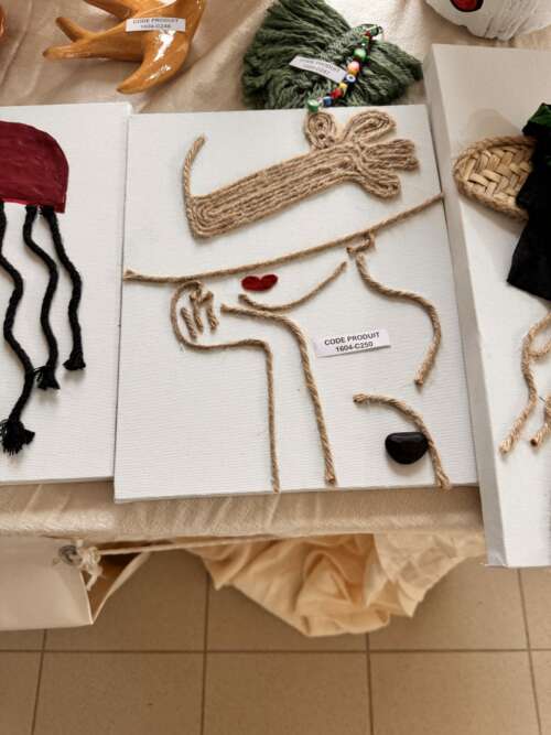 Tableau décoratif visage minimaliste en corde